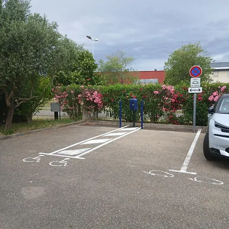 Ibis Budget Lunel Porte De Camargue מלון 2*